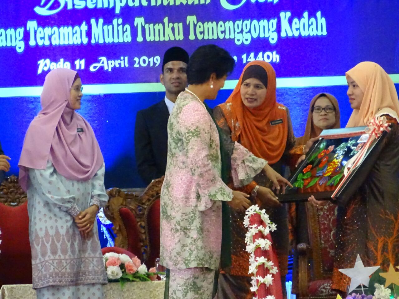 photo6156771602784692478