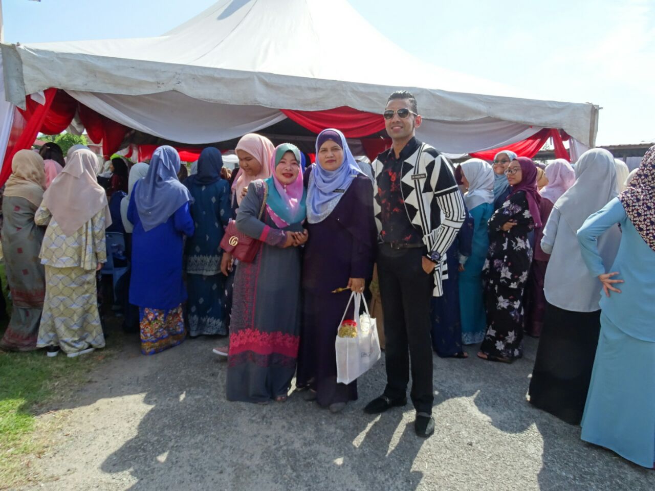 photo6057607499479099872