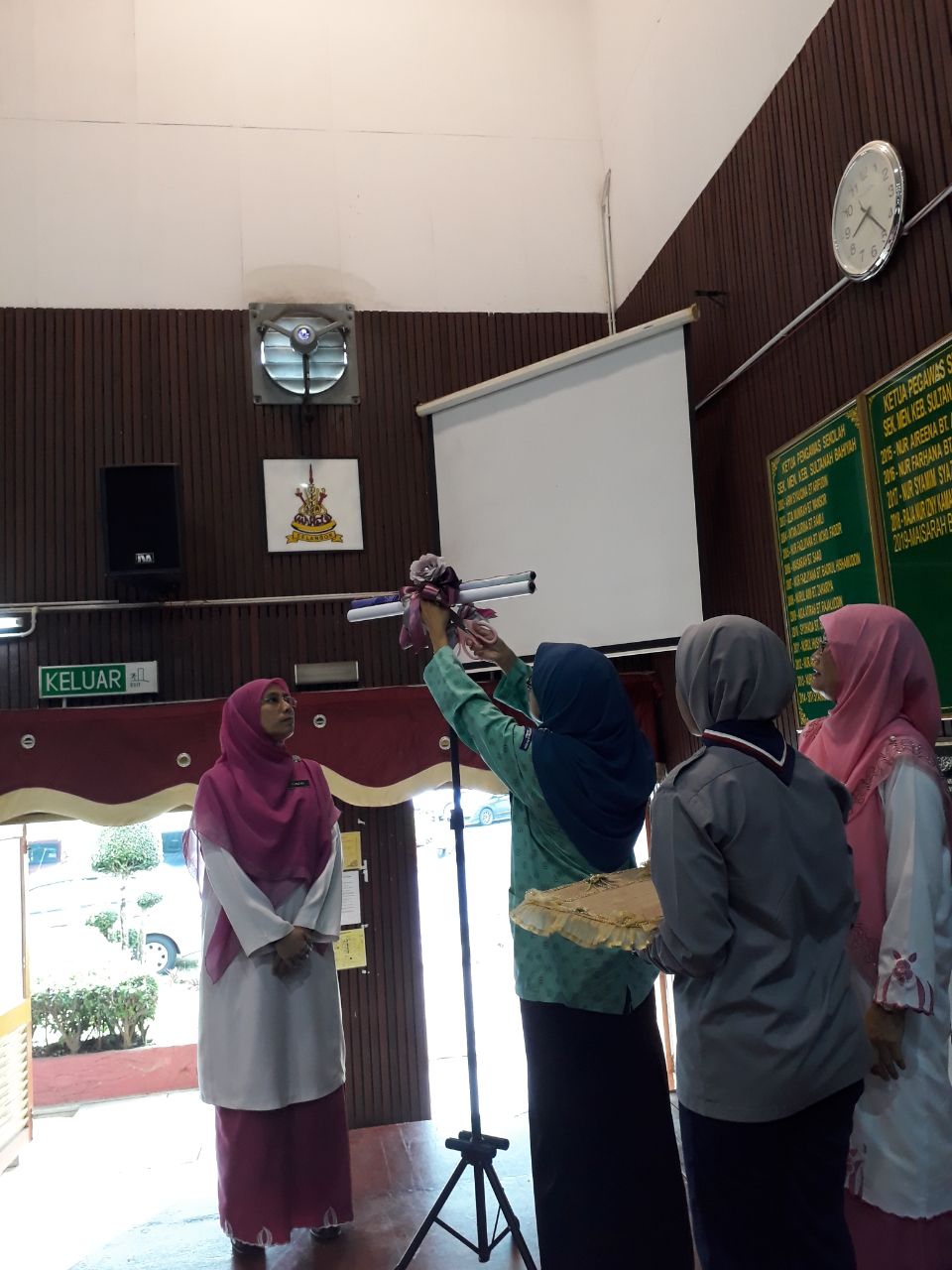 photo6066420295629122053